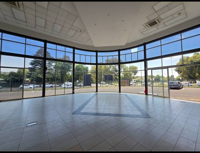 2,227M² SHOWROOM TO LET IN BRUMA